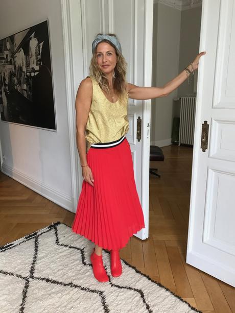 Rock von , Tuch von Hermes, Top Frauke Gembalis, Booties Celine