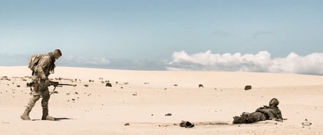 Im Kampf gegen die Wüste steht Armie Hammer in ÜBERLEBEN auf einer Landmine
