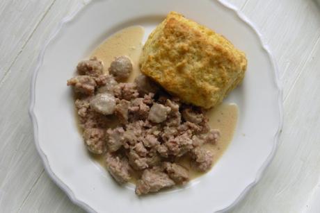 Buttermilchbrötchen mit Bratwurstsauce