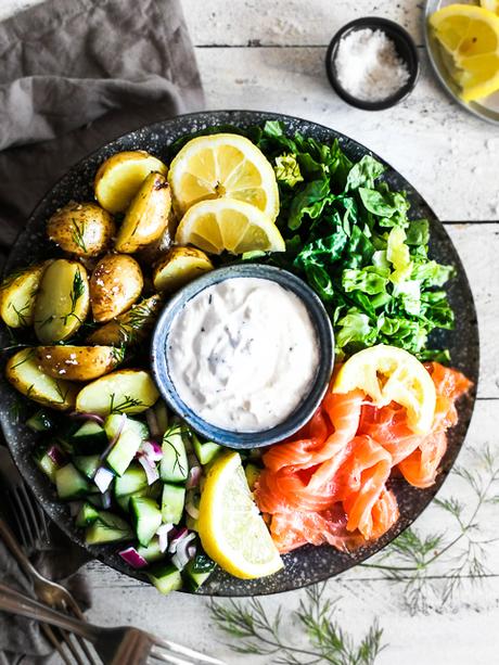 Salat Bowl mit geräuchertem Lachs, Dill Kartoffeln, Gurken & Roma salat