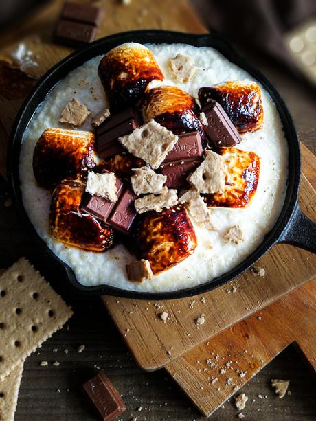 S'mores Couscous mit gerösteten Marshmallows, Schokolade & Keks