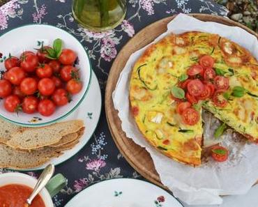 Zucchini-Ziegenkäse-Frittata mit Tomaten-Basilikum-Sauce