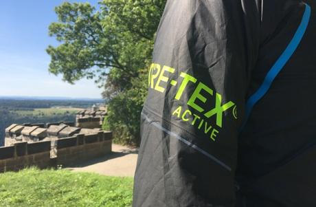 GORE-TEX Shakedry Test: Ultraleichte Dynafit Laufjacke zum Trockenschütteln