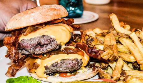 Kuriose Feiertage - 15. September- Tag des Doppel-Cheeseburger – der amerikanische National Double Cheeseburger Day (c) 2015 Sven Giese-1