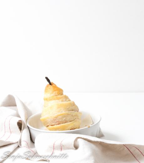 Birne im Schlafrock mit Schokoladen-Nuss-Füllung- baked pear in puff pastry filled with chocolate and nuts