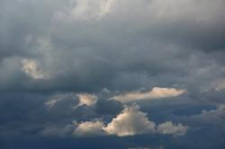 Helle Wolken vor dunkelgrauem Horizont... Helle Wolken vor dunkelgrauem Horizont...