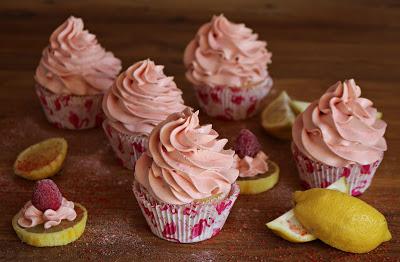 Zitronen Cupcakes mit Himbeer-Buttercreme