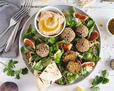 marokkanische Vollkorn Falafel mit Salat, frischen Feigen, Hummus und Pita {Werbung}