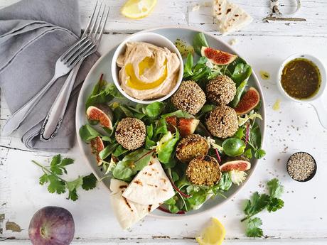 marokkanische Vollkorn Falafel mit Salat, frischen Feigen, Hummus und Pita {Werbung}