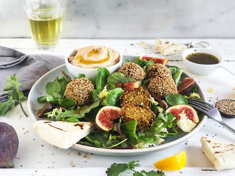marokkanische Vollkorn Falafel mit Salat, frischen Feigen, Hummus und Pita {Werbung}