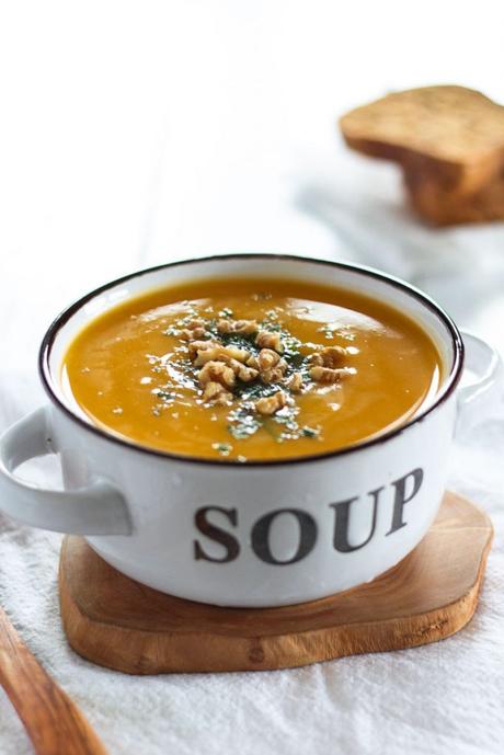 Vegane Butternusskürbis Suppe mit Pastinaken