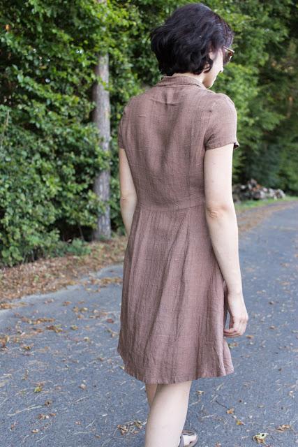 DIY Hemdblusenkleid Dolores von Milchmonster - Leinenkleid selber nähen - Rückseite Details