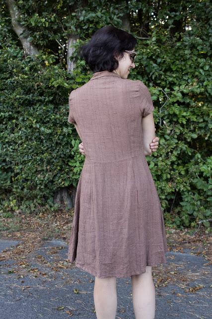 DIY Hemdblusenkleid Dolores von Milchmonster - Leinenkleid selber nähen - Rückseite