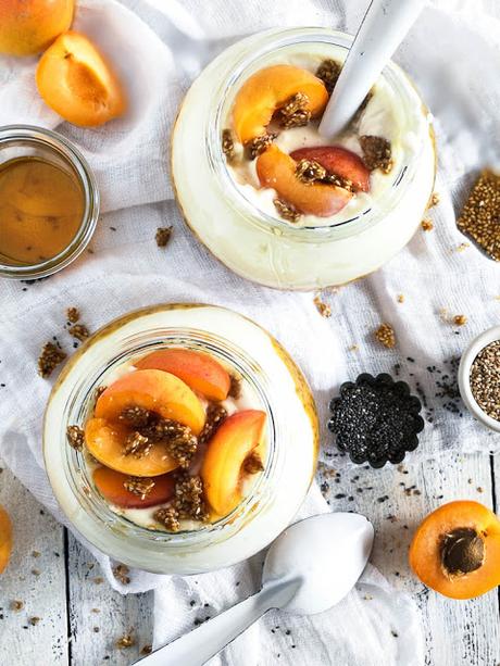 Aprikosen-Chia Pudding nach Griechischer Art mit Aprikosen und Sesamkrokant