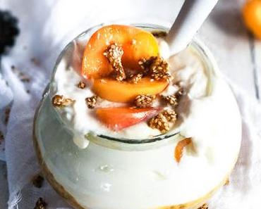 Aprikosen-Chia Pudding nach Griechischer Art mit Aprikosen und Sesamkrokant