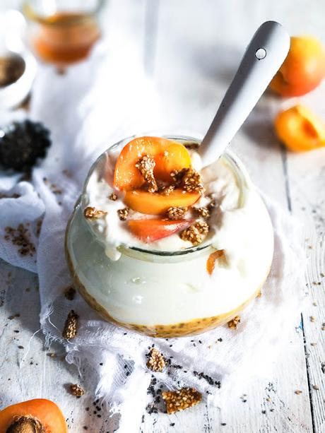 Aprikosen-Chia Pudding nach Griechischer Art mit Aprikosen und Sesamkrokant