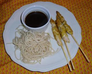 Teriyaki-Sauce mit Hähnchenspießen