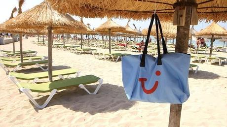 Dem TUI-Konzern gehören Kreuzfahrtschiffe, Flugzeuge, auch einige Hotels. Mehr als 70.000 Mitarbeiter arbeiten unter der TUI-Flagge. (Quelle: ZDF)