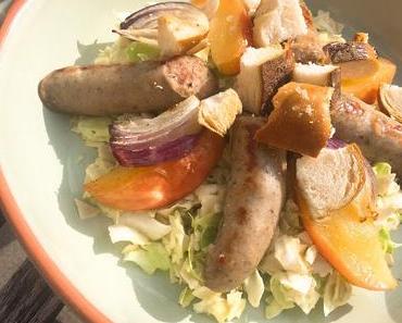 Grillwurst auf Spitzkohl-Apfel-Salat mit Laugencroutons