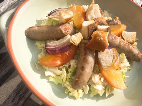Grillwurst auf Spitzkohl-Apfel-Salat mit Laugencroutons