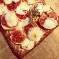 Sünden- und glutenfreie Low Carb Pizza mit Ziegenkäse, Feigen, Honig und Rosmarin