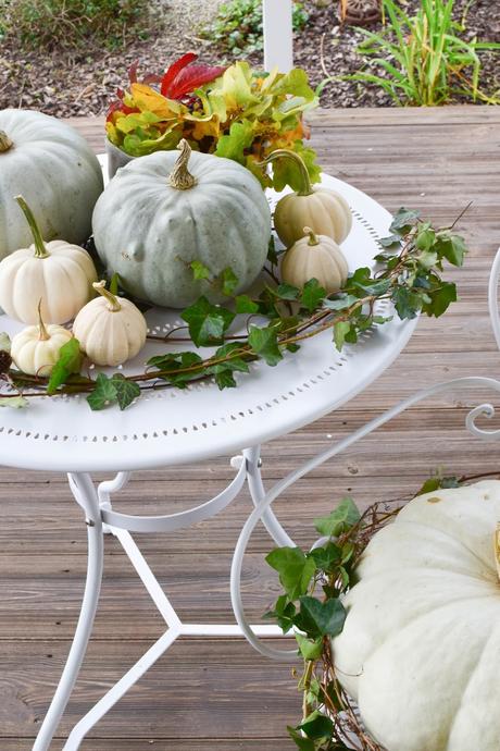 Herbstdeko mit Kürbis für den Tisch einfach selbstgemacht. Mit Efeu und Eichenlaub. DIY dekorieren herbstlich mit Kürbissen