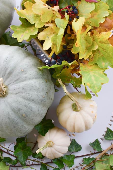 Herbstdeko mit Kürbis für den Tisch einfach selbstgemacht. Mit Efeu und Eichenlaub. DIY dekorieren herbstlich mit Kürbissen