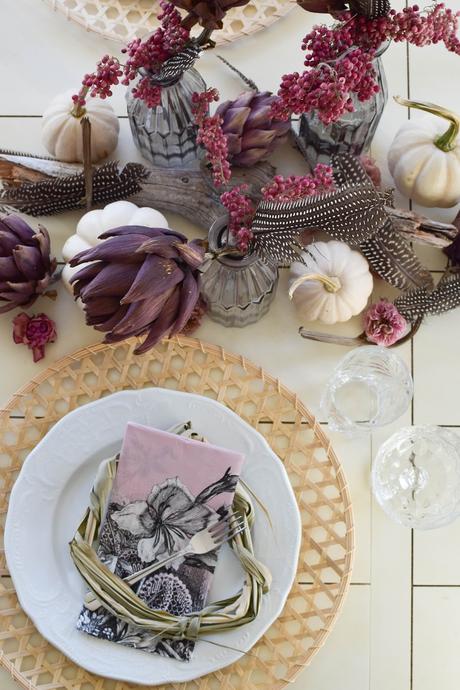 Tischdeko für den Herbst mit Kürbis, Artischocken und Pfefferbeeren. Kürbisdeko Herbstliche Deko, Herbstdeko Esszimmer Tisch Dekoration