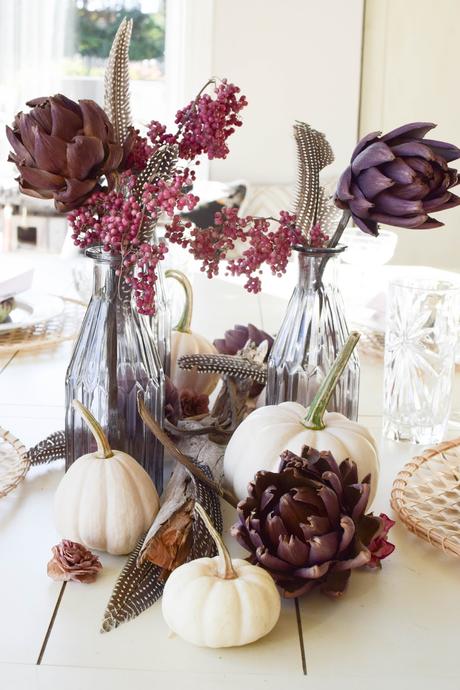 Tischdeko für den Herbst mit Kürbis, Artischocken und Pfefferbeeren. Kürbisdeko Herbstliche Deko, Herbstdeko Esszimmer Tisch Dekoration