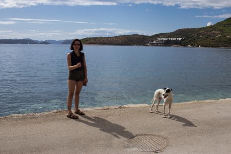 Tourist mit Straßenhund in Slano - Kroatien
