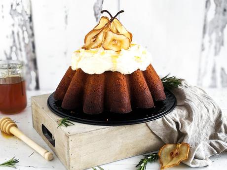 super saftiger Birnen Kuchen mit Honignote, Rosmarin & einer Honig-Buttercreme