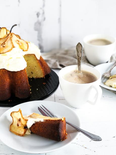 super saftiger Birnen Kuchen mit Honignote, Rosmarin & einer Honig-Buttercreme