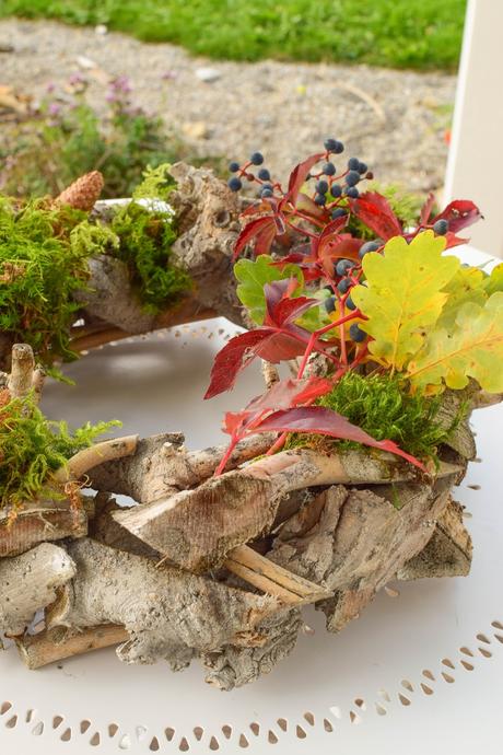 3 Ideen für DIY Kränze für den Herbst: selbermachen Holzkranz Naturdeko Weinrebe Tannenzapfen Moos Eichenlaub