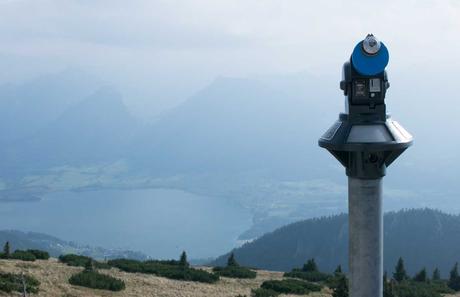 Schafbergbahn und Speedboot fahren am Wolfgangsee