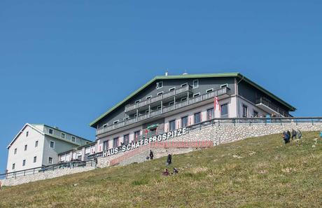 Schafbergbahn und Speedboot fahren am Wolfgangsee