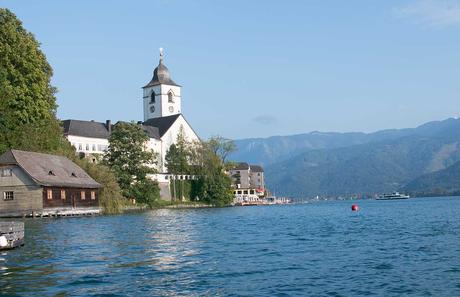 Schafbergbahn und Speedboot fahren am Wolfgangsee