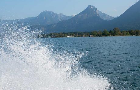 Schafbergbahn und Speedboot fahren am Wolfgangsee