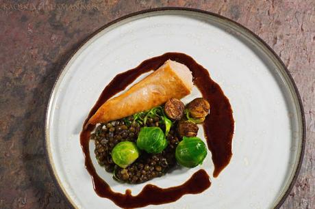 vom Bauernhuhn: Hühnerbrust mit Zwiebelsauce,Kräuter-Linsen und Rosenkohl