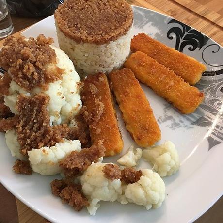 Wilder disziplinierter Reis, Blumenkohl und Fischstäbchen mit Bröseltopping #foodporn - via Instagram