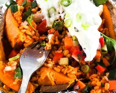 sweet Potato Kumpir mit Bulgur Salat, Joghurt-Minz Sauce und Gemüsewürfel