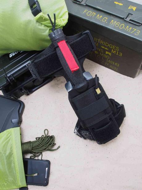 Extrema Ratio Ultramarine N.E.D.U. - in der Unterschenkelscheide