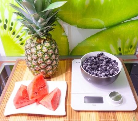 In 5 Minuten fertig: eiskalter Ananas-Heidelbeer-Melonen Sommer Smoothie mit der Korona PIA Küchenwaage und dem Korona Standmixer