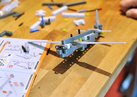 Mit Flugzeugen und Hubschraubern experimentieren – Clementoni Construction Challenge
