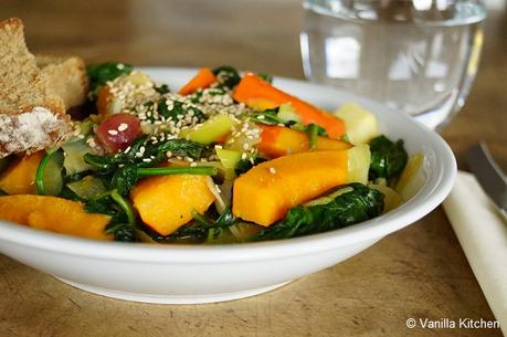 Herbstlich: gebratenes Gemüse mit Trauben und Spinat