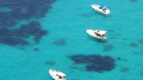 Foto: dpa Boote im türkisfarbenen Meer vor der Südküste von Mallorca (Cala Vella).