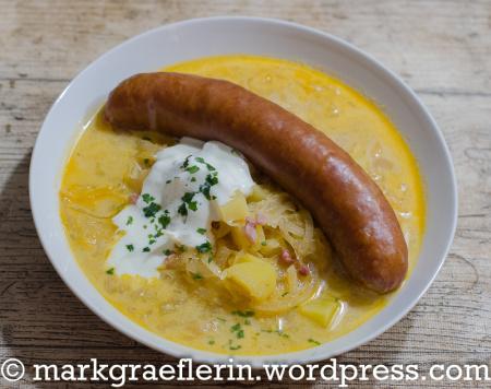 Samstagseintopf: Sauerkrautsuppe mit Kartoffeln, Speck und saurer Sahne, Saucisse de Montbéliard