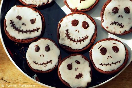 Brownie-Amerikaner mit Halloween-Fratzen