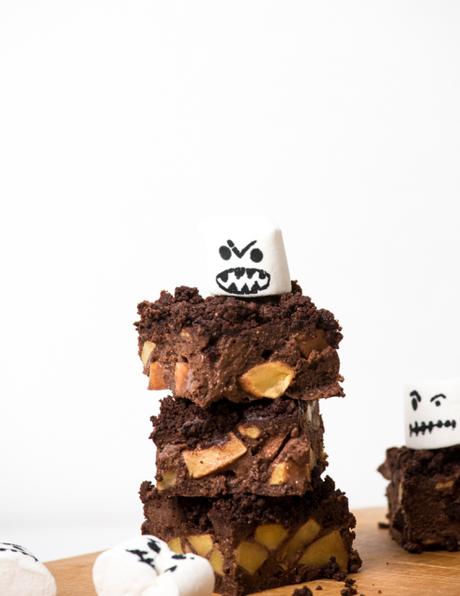 Apfelkuchen zu Halloween mit Schokolade, Streuseln und gruseligen Marshmellow-Monstern – Apple cake for Halloween with chocolate, crumble and spooky marshmallow monster