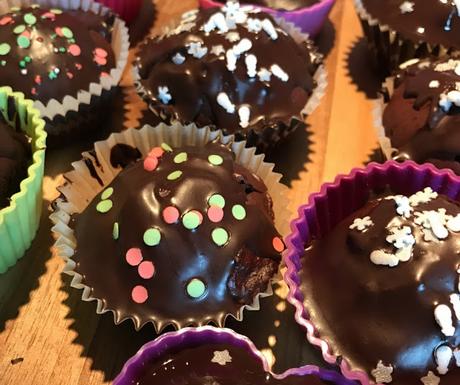 Schokoladen Muffins mit Glasur und bunten Streuseln