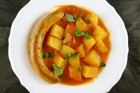 Bratwurst in Tomatensauce mit Kartoffeln